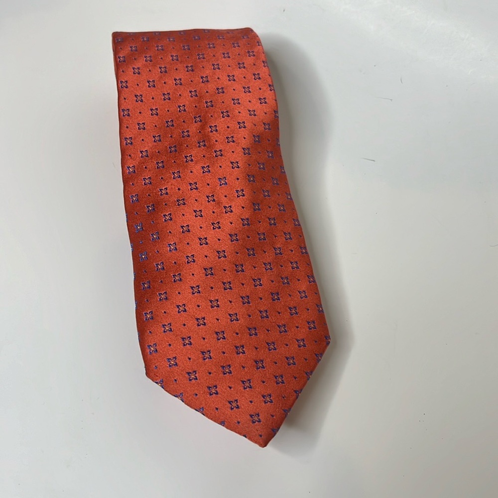 Thomas Pink men’s 100% silk tie made in Morocco in coral and blue.